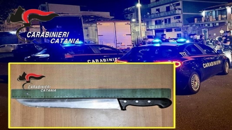 Catania Con Un Coltello Semina Il Panico In Piazza Lasiciliaweb