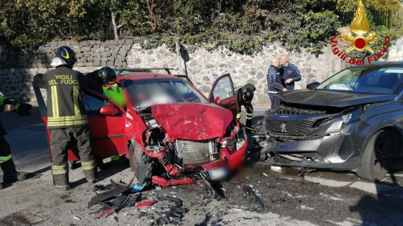 Aci Catena Scontro Tra Auto Grave Persona Incastrata Tra Le Lamiere