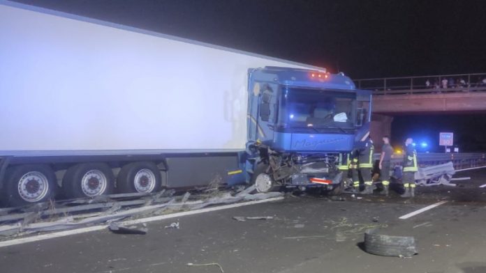 Tir Incastrato Tra Le Lamiere Del Guardrail Lasiciliaweb