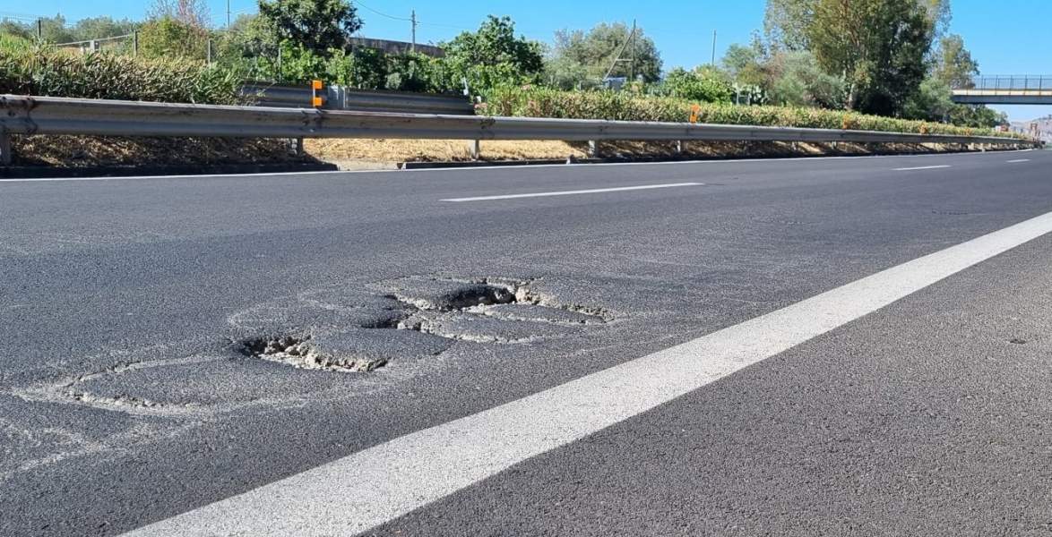 A18, Il Nuovo Asfalto Già Si Sbriciola – Lasiciliaweb