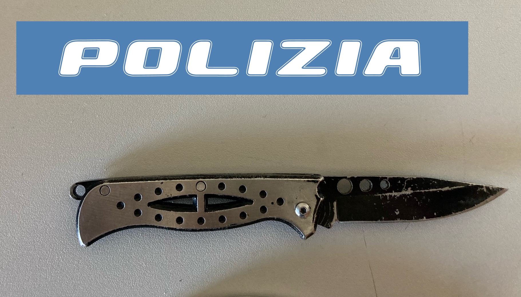 In auto con un coltello a serramanico e un manganello telescopico:  denunciato