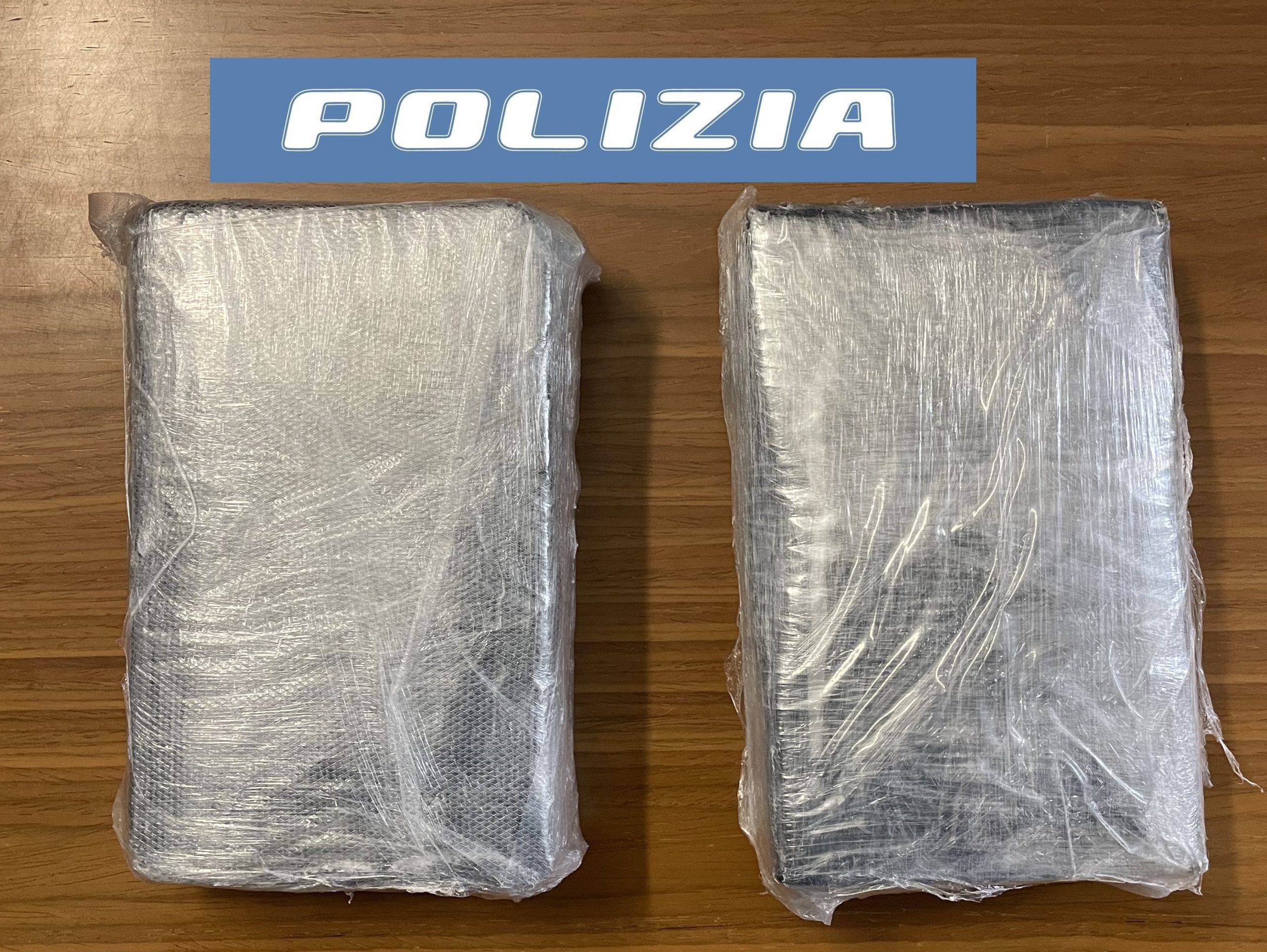 ARRESTATI-DALLA-POLIZIA-DI-STATO-CON-2-CHILI-DI-COCAINA-scaled.jpg