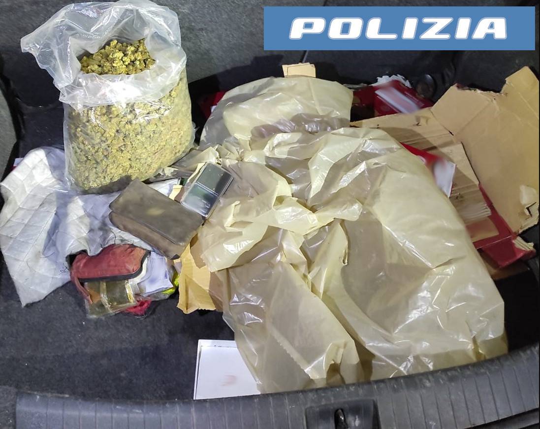 AVEVA-UN-CHILO-DI-MARIJUANA-NEL-COFANO-DELLAUTO-ARRESTATO-25ENNE-DAGLI-AGENTI-DI-CALTAGIRONE.jpg