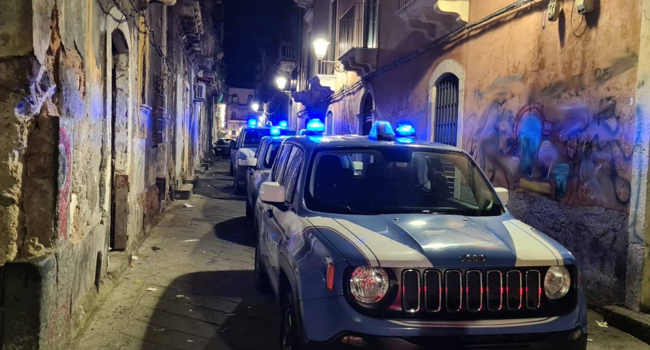 CONTROLLI-A-TAPPETO-DELLA-POLIZIA-DI-STATO-A-SAN-BERILLO-SEQUESTRATA-DROGA-NASCOSTA-NEGLI-ANFRATTI-DEI-MURI-DI-EDIFICI-FATISCENTI-3.jpg