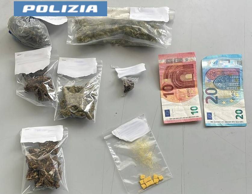 CONTROLLI-ANTIDROGA-A-SAN-BERILLO-ARRESTATI-DALLA-POLIZIA-DI-STATO-2-STRANIERI-CON-MEZZO-CHILO-DI-STUPEFACENTI-TRA-MARIJUANA-HASHISH-E-ECSTASY-2.jpg