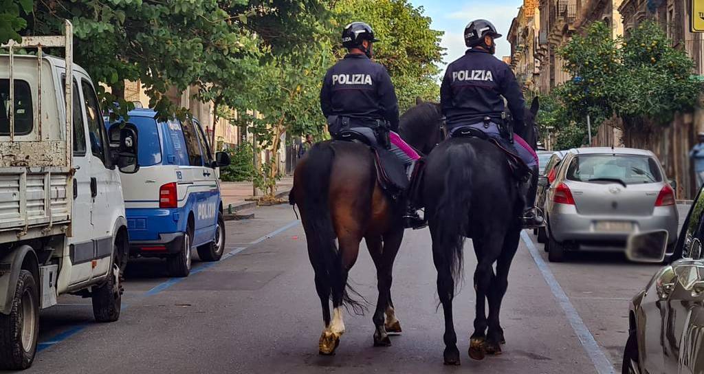 CONTROLLI-DELLA-POLIZIA-DI-STATO-IN-CAMPO-ANCHE-IL-REPARTO-A-CAVALLO.jpg