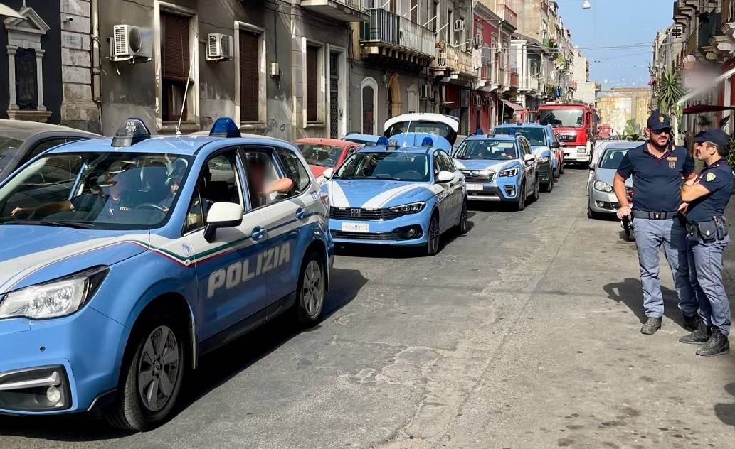 CONTROLLO-STRAORDINARIO-DELLA-POLIZIA-DI-STATO-NEL-QUARTIERE-SAN-CRISTOFORO-PER-CONTRASTARE-CONDOTTE-PERICOLOSE-PER-LORDINE-PUBBLICO-2.jpg