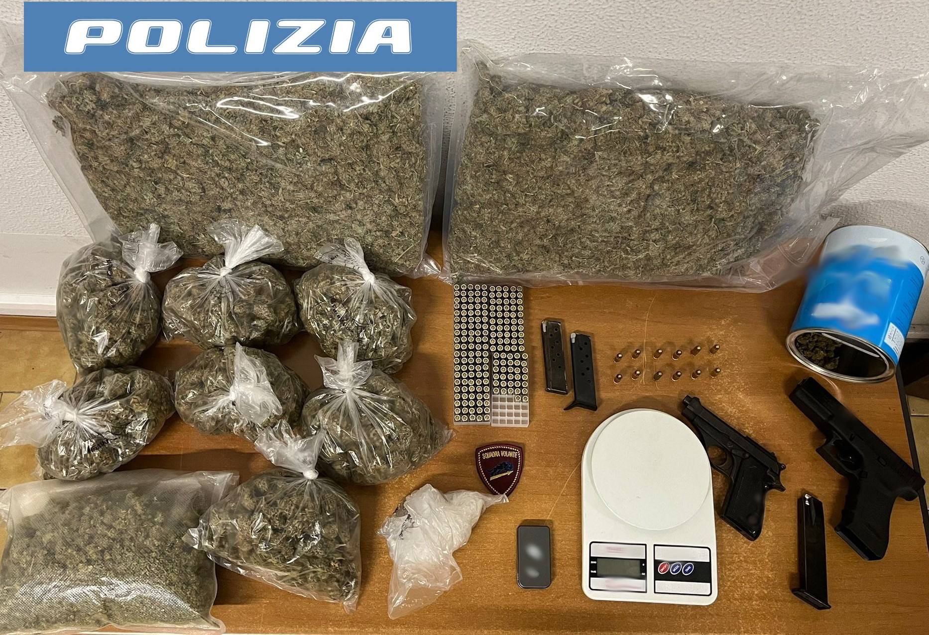 DROGA-E-PISTOLE-IN-CASA-E-IN-GARAGE-PREGIUDICATO-CATANESE-ARRESTATO-DALLA-POLIZIA-DI-STATO.jpg