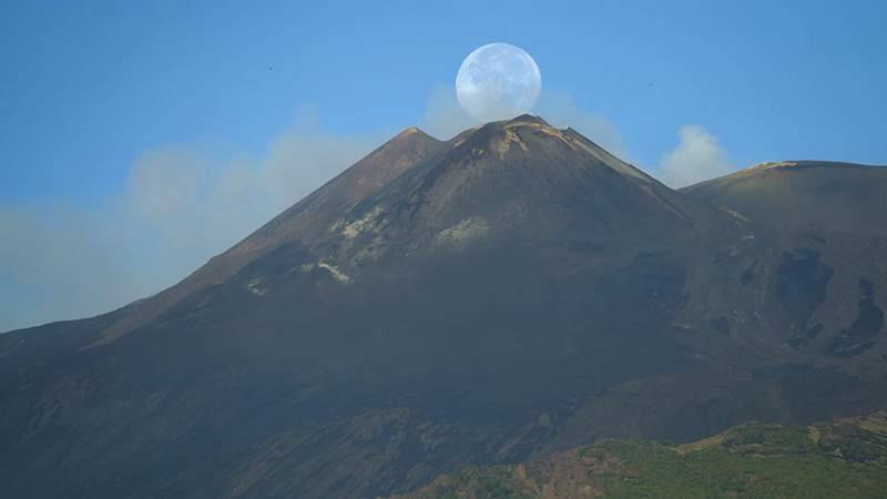 Etna-luna.jpg