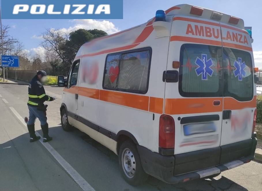 FERMATA-AMBULANZA-PRIVA-DEI-REQUISITI-SANITARI-DENUNCIATI-DALLA-POLIZIA-STRADALE-LAUTISTA-E-IL-RAPPRESENTANTE-LEGALE.jpg