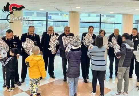 FOTO-CON-BAMBINI-UOVA-CARABINIERI-POLICLINICO.jpg-1.jpg