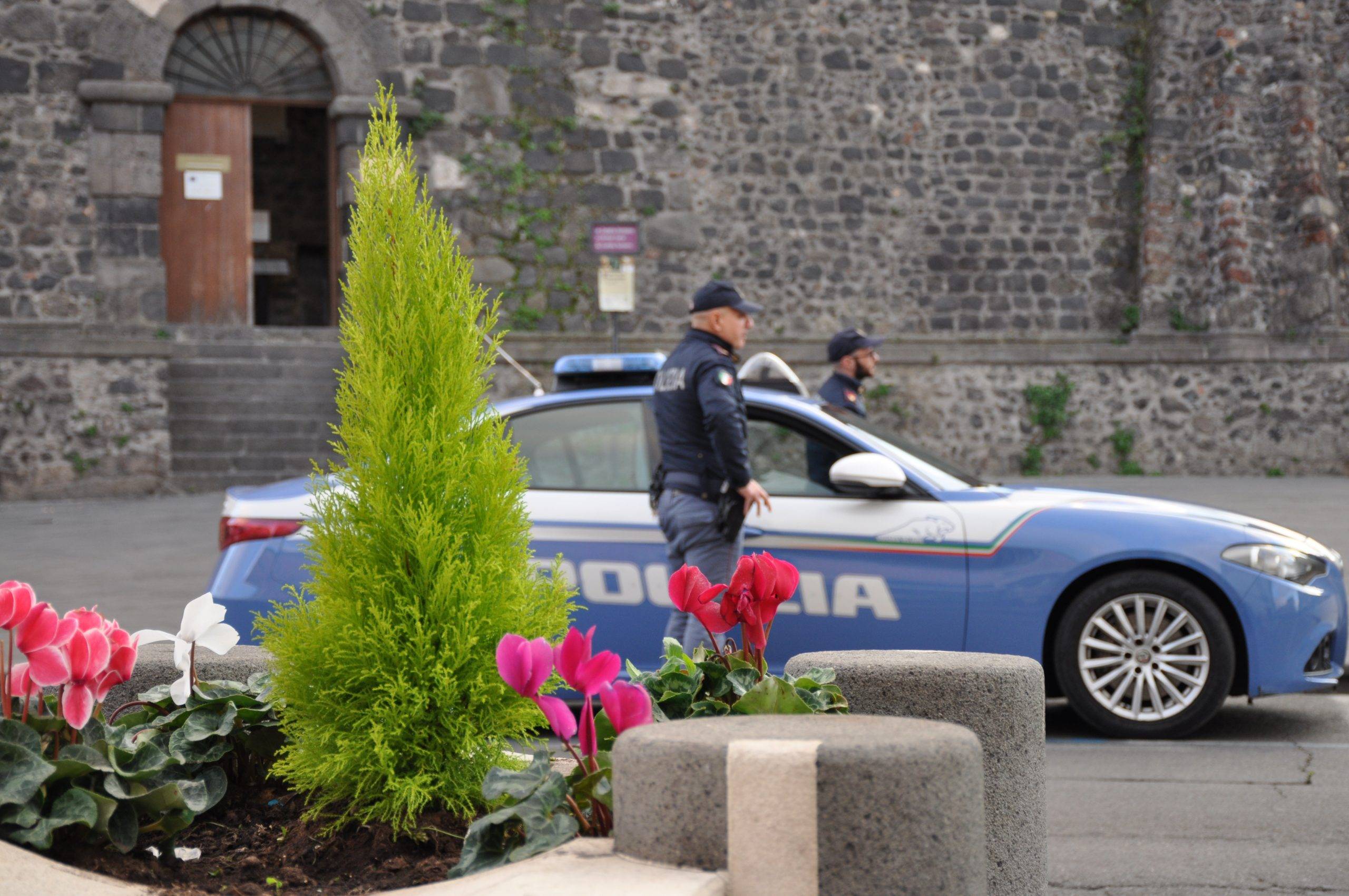 FURTO-IN-CHIESA-25ENNE-INDIVIDUATO-E-DENUNCIATO-DALLA-POLIZIA-DI-STATO-scaled.jpg