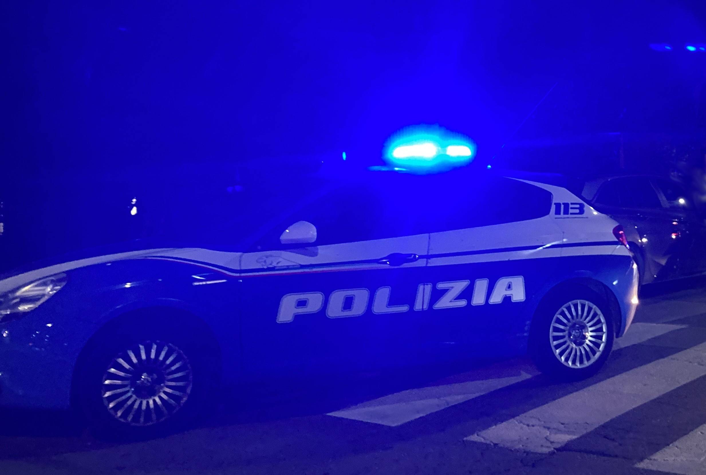 GIRANO-A-BORDO-DI-UNAUTO-RUBATA-FERMATI-DALLA-POLIZIA-DI-STATO-FUGGONO-A-PIEDI.-UNO-BLOCCATO-E-ARRESTATO.jpg