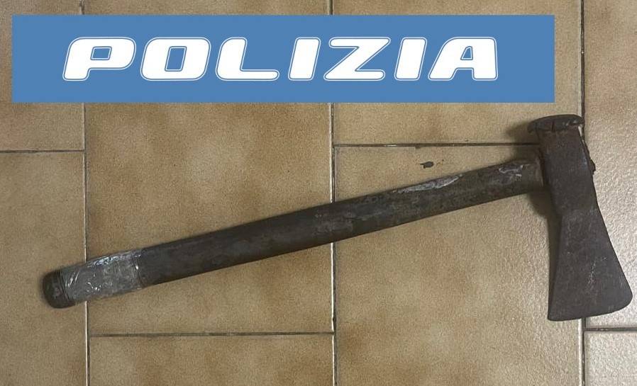 GIRAVA-CON-UNASCIA-IN-MANO-31ENNE-ARRESTATO-PER-RESISTENZA-A-PUBBLICO-UFFICIALE-PORTO-DI-ARMI-OD-OGGETTI-ATTI-A-OFFENDERE.jpg