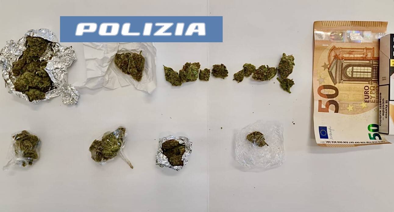 GIRAVA-SULLO-SCOOTER-CON-LA-DROGA-NEL-BORSELLO.-38ENNE-DENUNCIATO-DALLA-POLIZIA-DI-STATO.jpg