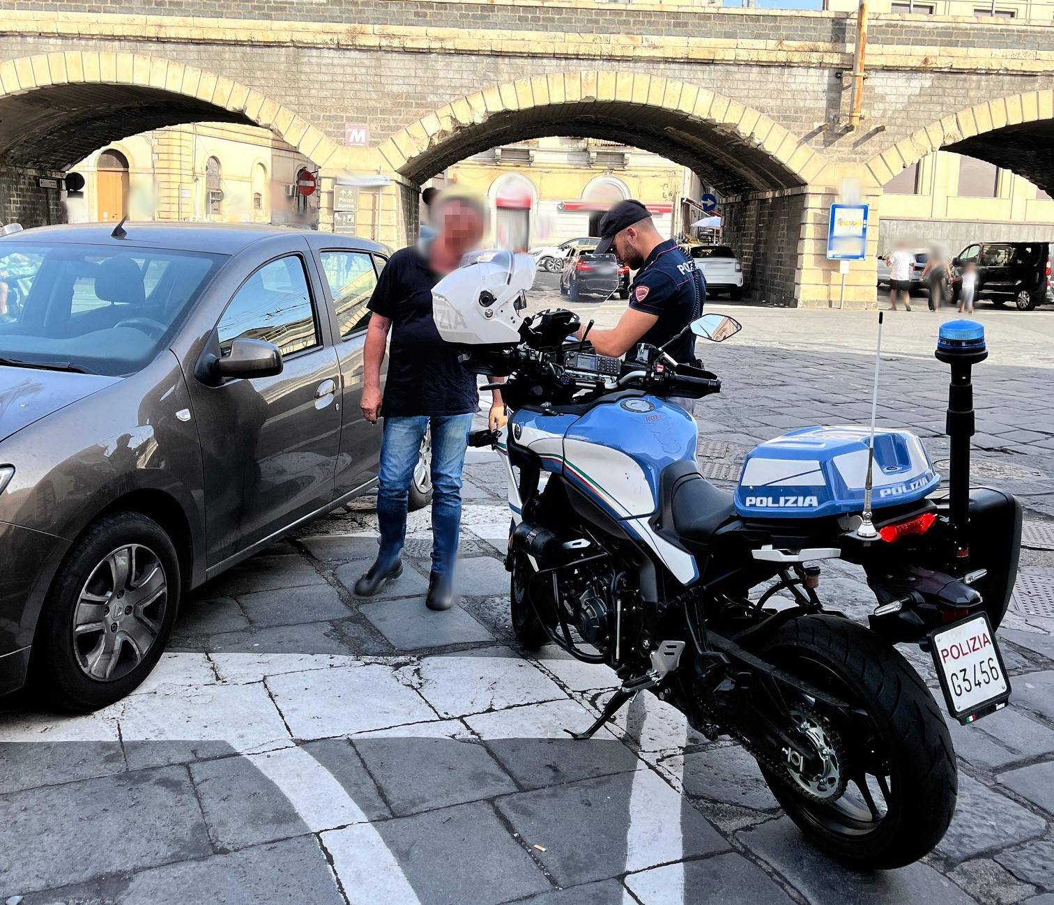 GIRO-DI-VITE-DELLA-POLIZIA-DI-STATO-CONTRO-I-PARCHEGGIATORI-ABUSIVI-SANZIONATI-11-PARCHEGGIATORI-ABUSIVI.-5-DENUNCIATI-PER-VIOLAZIONE-DEL-DACUR-E-FOGLIO-DI-VIA.jpg