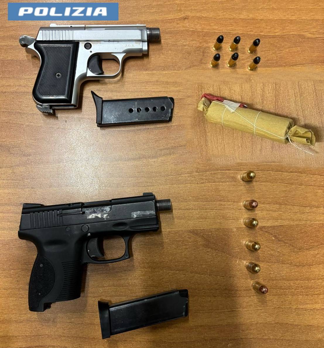 IMPUGNA-UNA-PISTOLA-CON-IL-COLPO-IN-CANNA-MA-VIENE-DISARMATO-E-ARRESTATO-DALLA-POLIZIA-DI-STATO.-NEGLI-SLIP-UNA-SECONDA-PISTOLA-E-A-CASA-UN-ORDIGNO.jpg