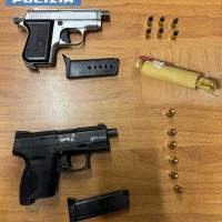 IMPUGNA-UNA-PISTOLA-CON-IL-COLPO-IN-CANNA-MA-VIENE-DISARMATO-E-ARRESTATO-DALLA-POLIZIA-DI-STATO.-NEGLI-SLIP-UNA-SECONDA-PISTOLA-E-A-CASA-UN-ORDIGNO.jpg