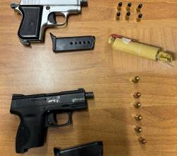 IMPUGNA-UNA-PISTOLA-CON-IL-COLPO-IN-CANNA-MA-VIENE-DISARMATO-E-ARRESTATO-DALLA-POLIZIA-DI-STATO.-NEGLI-SLIP-UNA-SECONDA-PISTOLA-E-A-CASA-UN-ORDIGNO.jpg