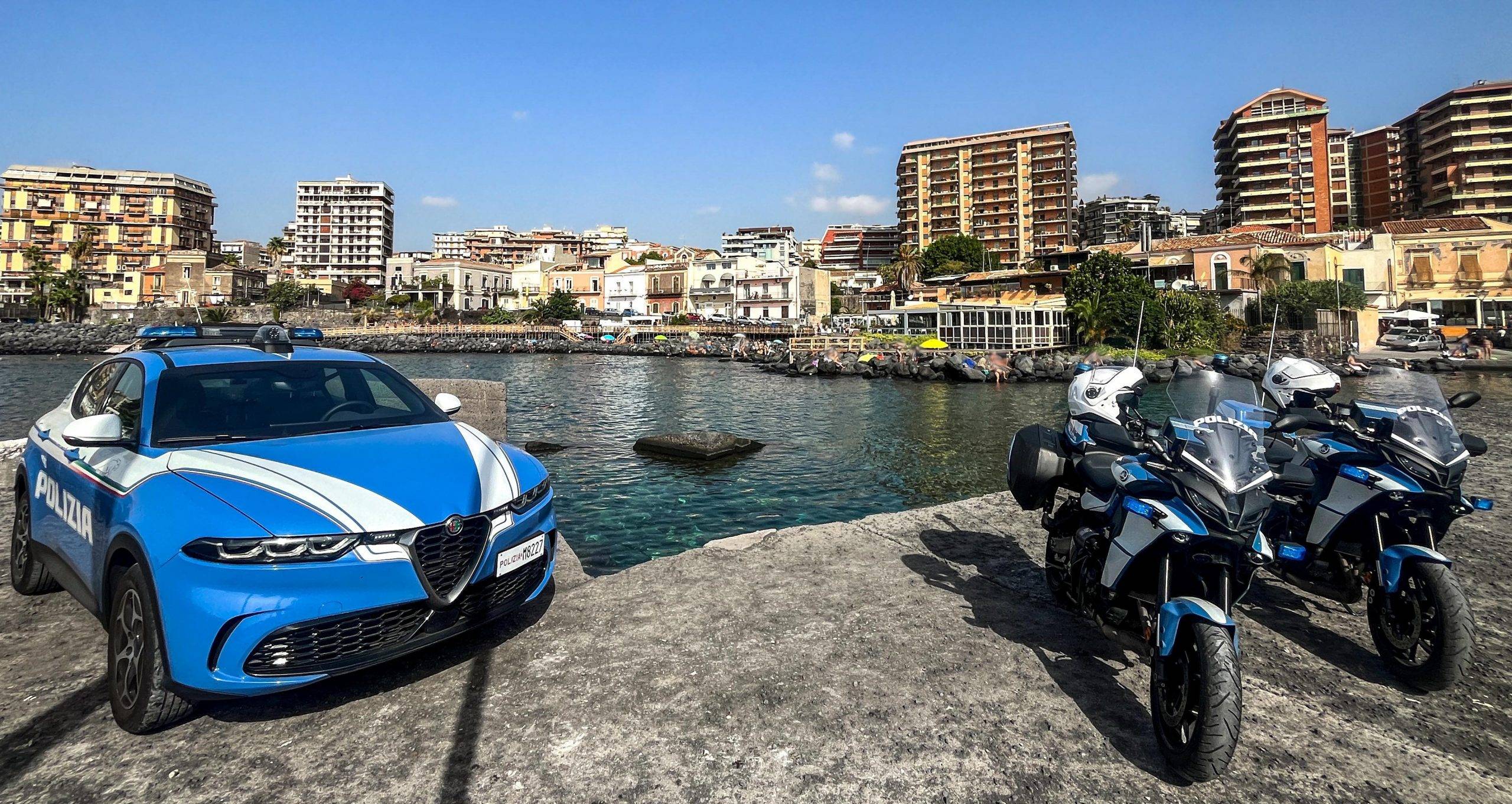 IN-SPIAGGIA-PALPEGGIA-UNA-15ENNE.-ARRESTATO-DALLA-POLIZIA-DI-STATO-scaled.jpg