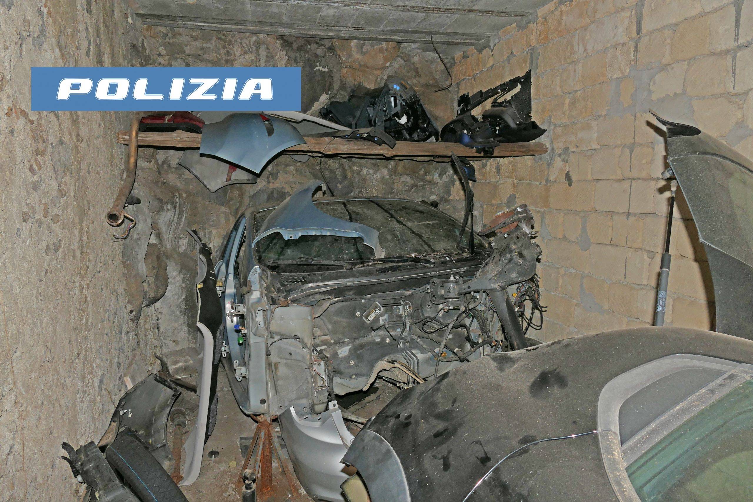 LA-POLIZIA-DI-STATO-DI-ACIREALE-RINVIENE-UN-DEPOSITO-DI-AUTO-RUBATE.-INDAGATA-UNA-PERSONA-1-scaled.jpg