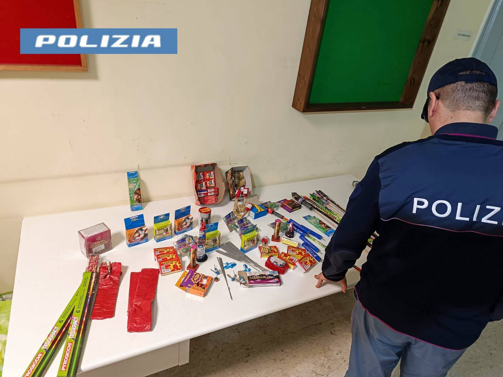 LA-POLIZIA-DI-STATO-SEQUESTRA-75-CONFEZIONI-DI-FUOCHI-DARTIFICIO-VENDUTI-SENZA-AUTORIZZAZIONE.jpg