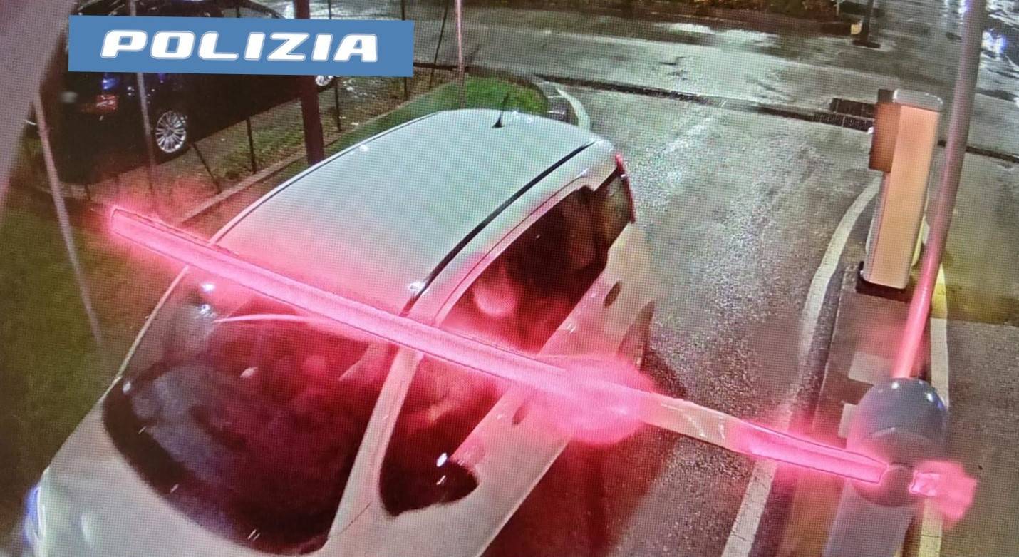 LADRO-SERIALE-AGLI-ARRESTI-DOMICILIARI-BECCATO-DALLA-POLIZIA-DI-STATO-DOPO-AVER-RUBATO-AUTO-IN-UNAREA-DI-PARCHEGGIO-DELLAEROPORTO-1.jpg