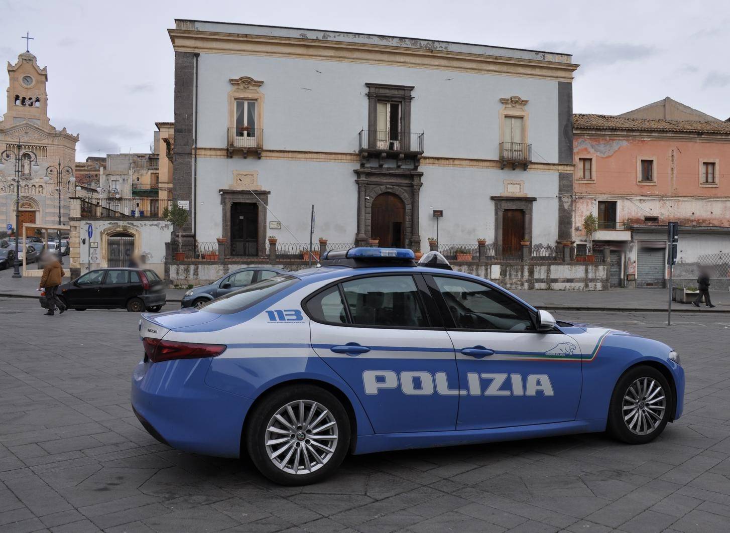 LASCIA-LAUTO-IN-SOSTA-VICINO-CASA-MA-LA-TROVA-CON-LE-GOMME-A-TERRA.-67ENNE-ADRANITA-DENUNCIATO-DALLA-POLIZIA-DI-STATO.jpg