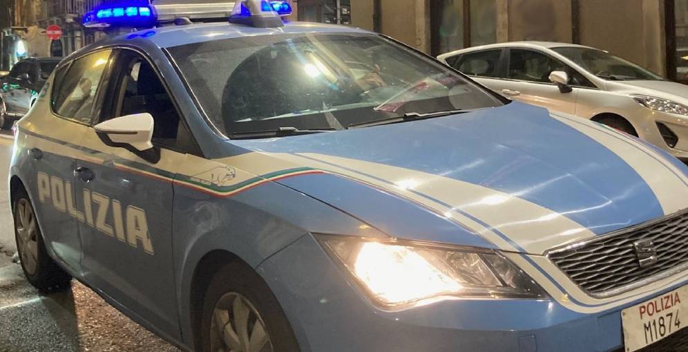 LINTERVENTO-DEGLI-AGENTI-DELLA-SQUADRA-VOLANTE-SALVA-LA-VITA-AD-UN-UOMO-PREZIOSA-LA-COLLABORAZIONE-TRA-CITTADINI-E-POLIZIA-DI-STATO-1.jpg