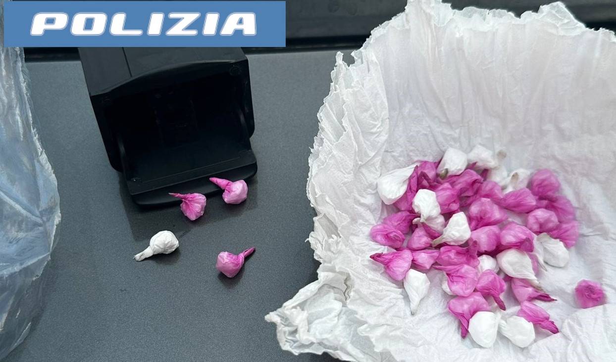 NASCONDEVA-LA-DROGA-NELLE-PORTIERE-DELLAUTO-29ENNE-INCENSURATO-ARRESTATO-DAGLI-AGENTI-DEL-COMMISSARIATO-DI-ACIREALE-3-1.jpg