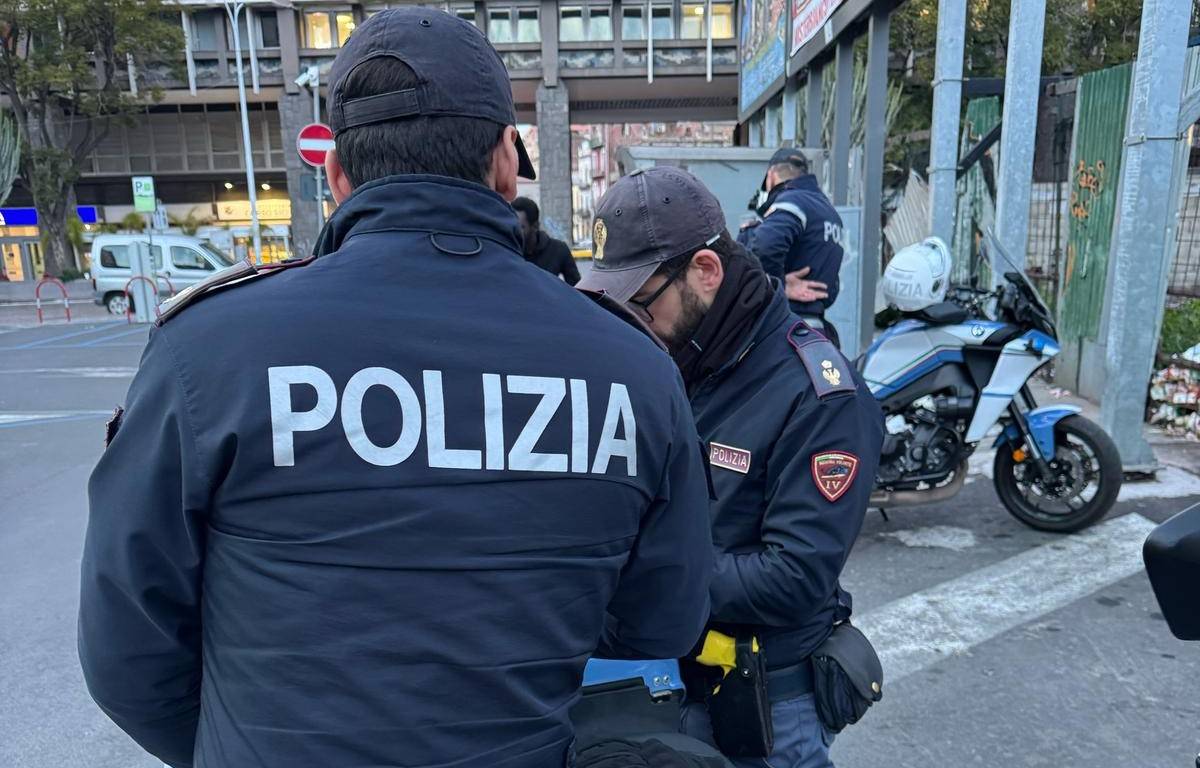 NUOVA-STRETTA-DELLA-POLIZIA-DI-STATO-CONTRO-LUSO-DEL-CELLULARE-ALLA-GUIDA-13-PATENTI-RITIRATE-SANZIONI-PER-3000-EURO-1.jpg