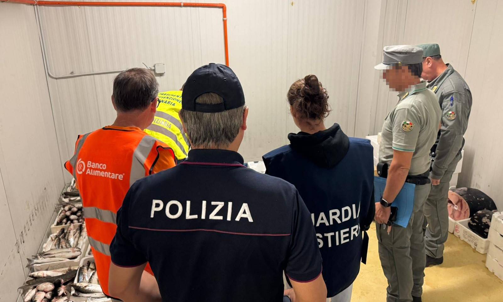 OPERAZIONE-DI-CONTROLLO-DELLA-POLIZIA-DI-STATO-AL-MERCATO-ITTICO-MAXI-SEQUESTRO-DI-500-CHILI-DI-PESCE-DONATI-AL-BANCO-ALIMENTARE-SANZIONI-PER-9-MILA-EURO-2.jpeg