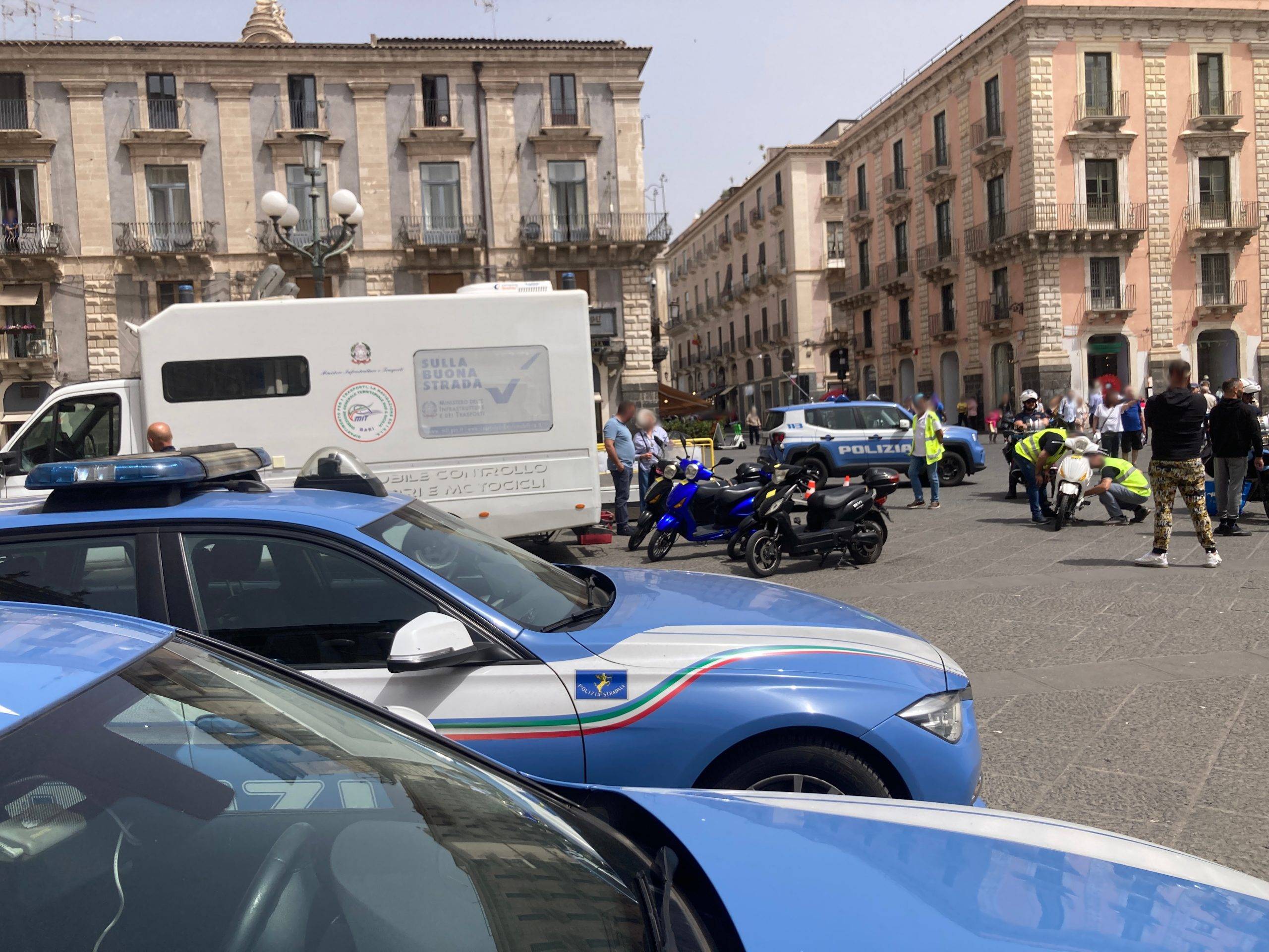 PIAZZA-UNIVERSITA-CONTROLLI-DELLA-POLIZIA-DI-STATO-DELLE-BICICLETTE-ELETTRICHE-MODIFICATE-3-scaled.jpg