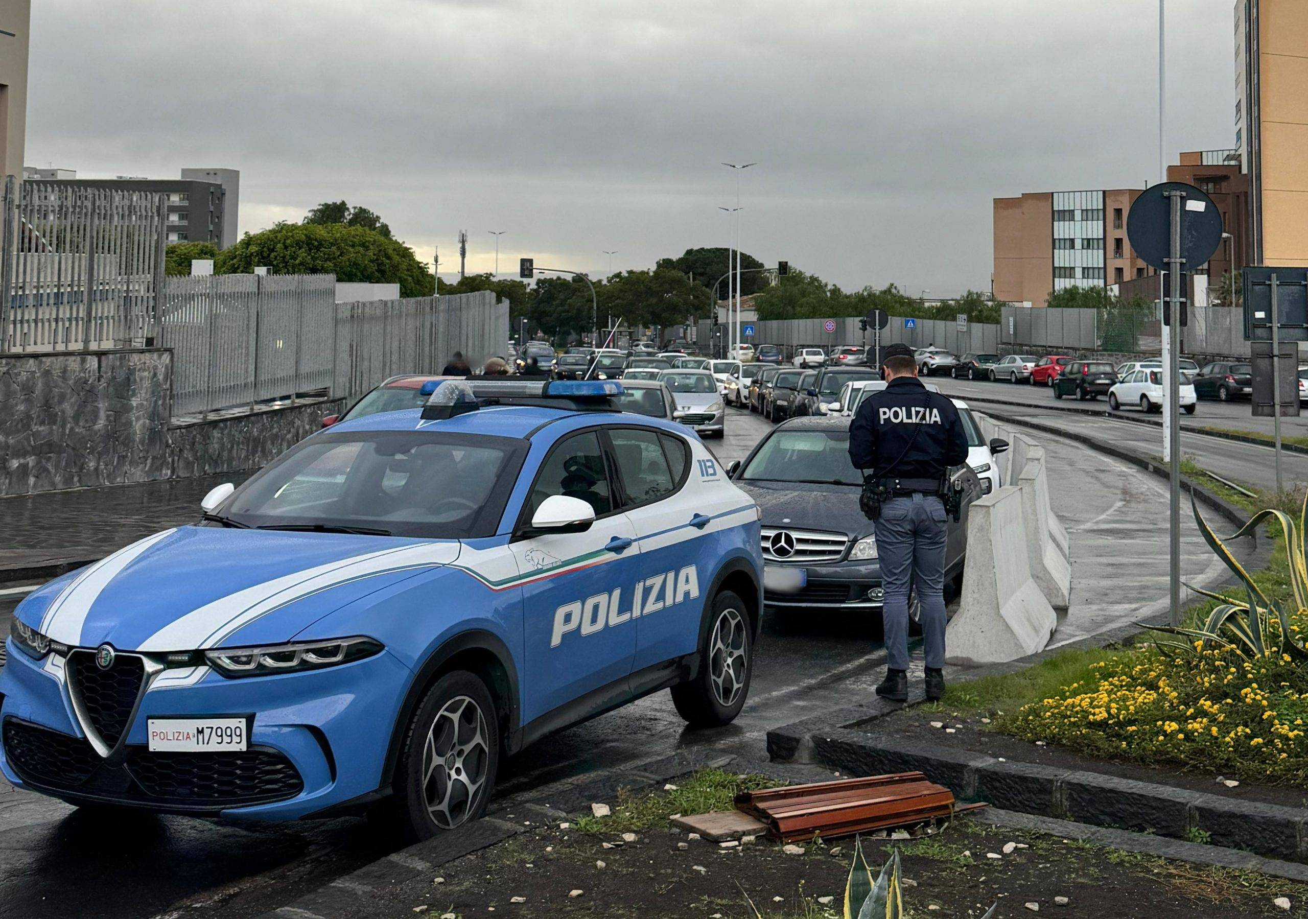 PIOGGIA-DI-SANZIONI-DELLA-POLIZIA-DI-STATO-PER-I-VEICOLI-IN-SOSTA-SELVAGGIA-NELLE-CORSIE-RISERVATE-AI-MEZZI-DI-SOCCORSO-2-scaled.jpg