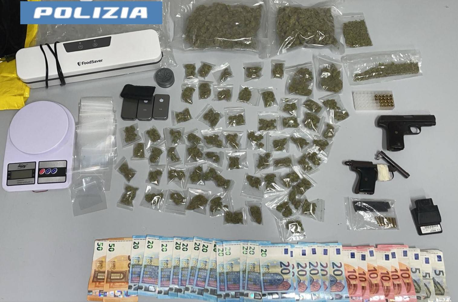 PISTOLA-CLANDESTINA-IN-CAMERA-DA-LETTO-E-MARIJUANA-NELLA-TERRAZZA-DI-CASA-PUSHER-MINORENNE-ARRESTATO-DALLA-POLIZIA-DI-STATO.jpg