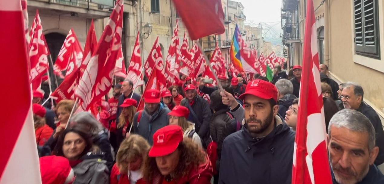 Piana-degli-Albanesi-partenza-del-corteo-1-Maggio.jpg