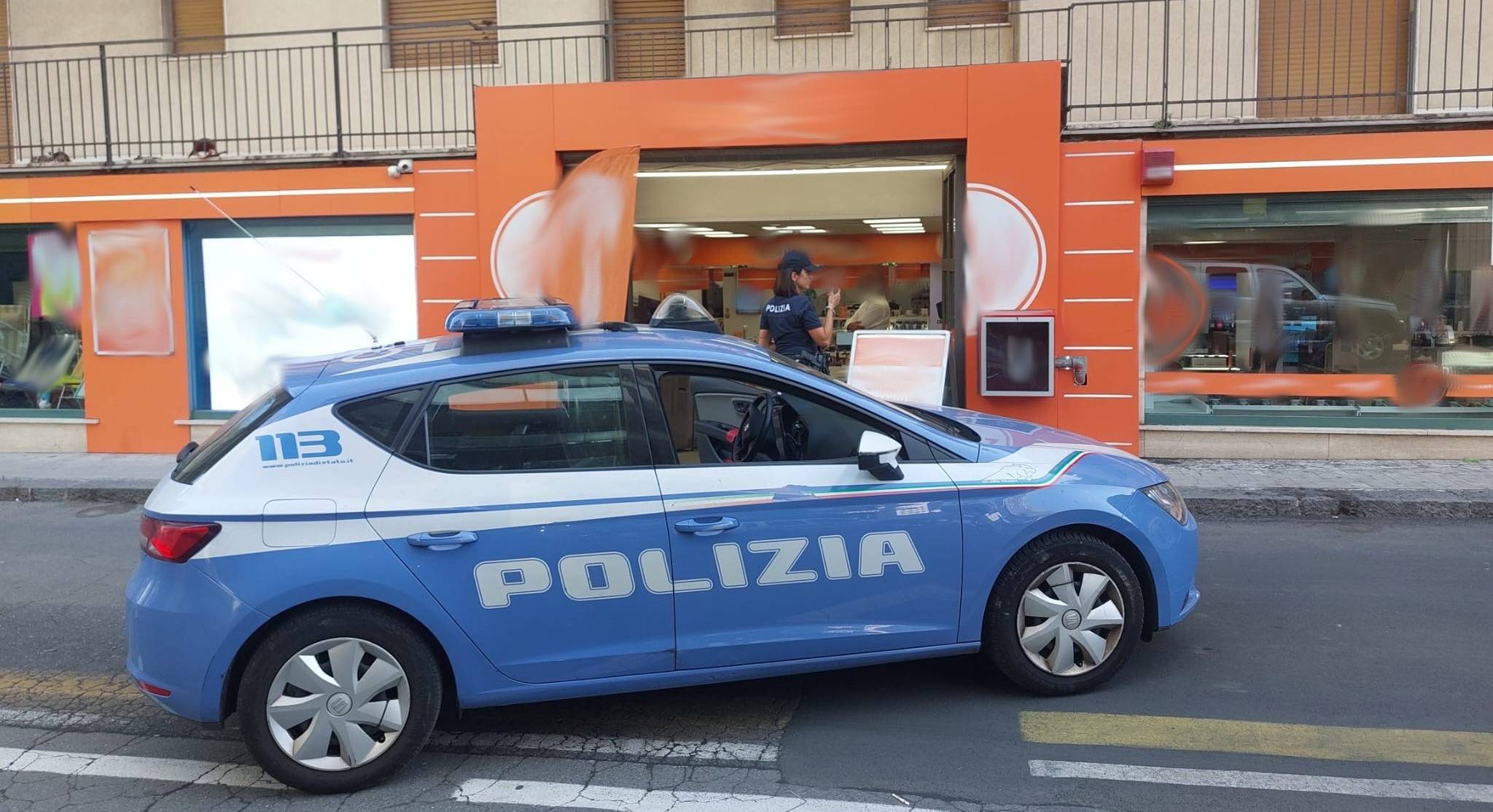 RAPINATORE-BLOCCATO-DAI-CLIENTI-DEL-NEGOZIO-E-ARRESTATO-DALLA-POLIZIA-DI-STATO-2.jpg