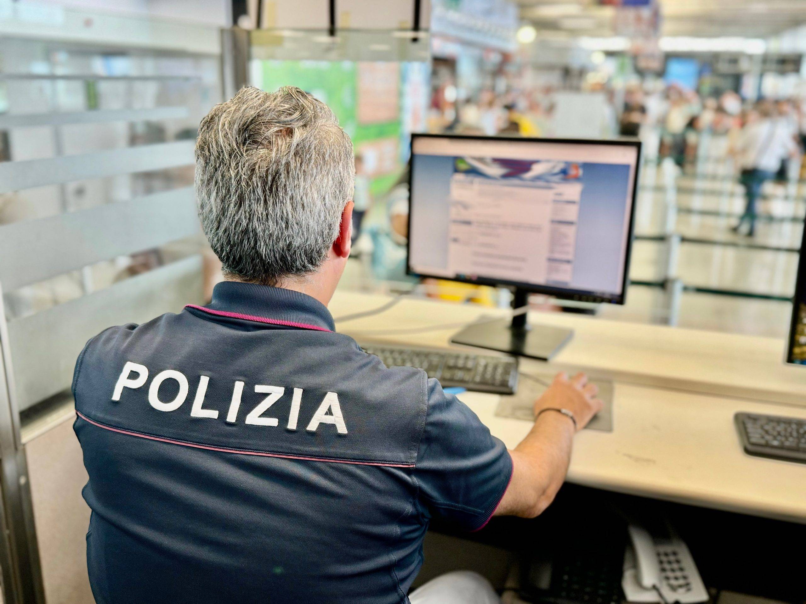 RICERCATO-PER-UTILIZZO-DI-CARTE-DI-CREDITO-CLONATE-52ENNE-ARRESTATO-DALLA-POLIZIA-DI-STATO-scaled.jpg