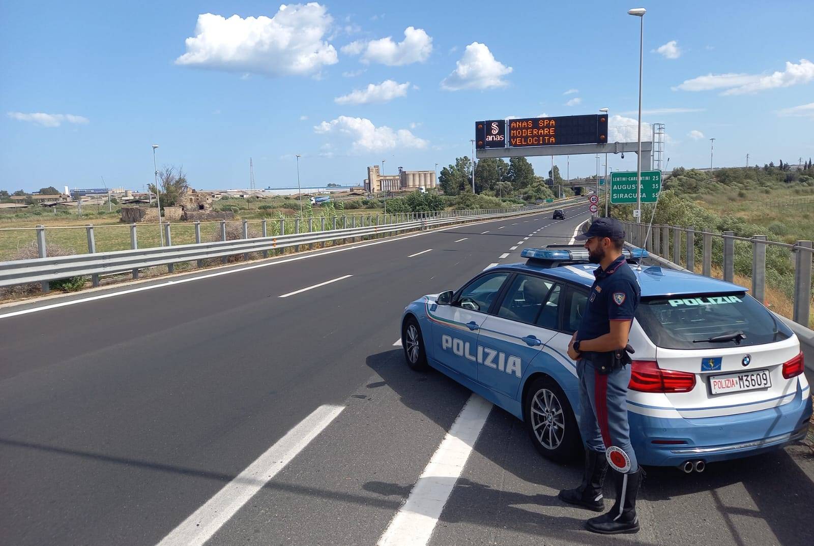 RIMANE-SENZA-BENZINA-LA-POLIZIA-STRADALE-SI-FERMA-PER-AIUTARLO-MASCOPRE-CHE-LAUTO-E-RUBATA.jpg