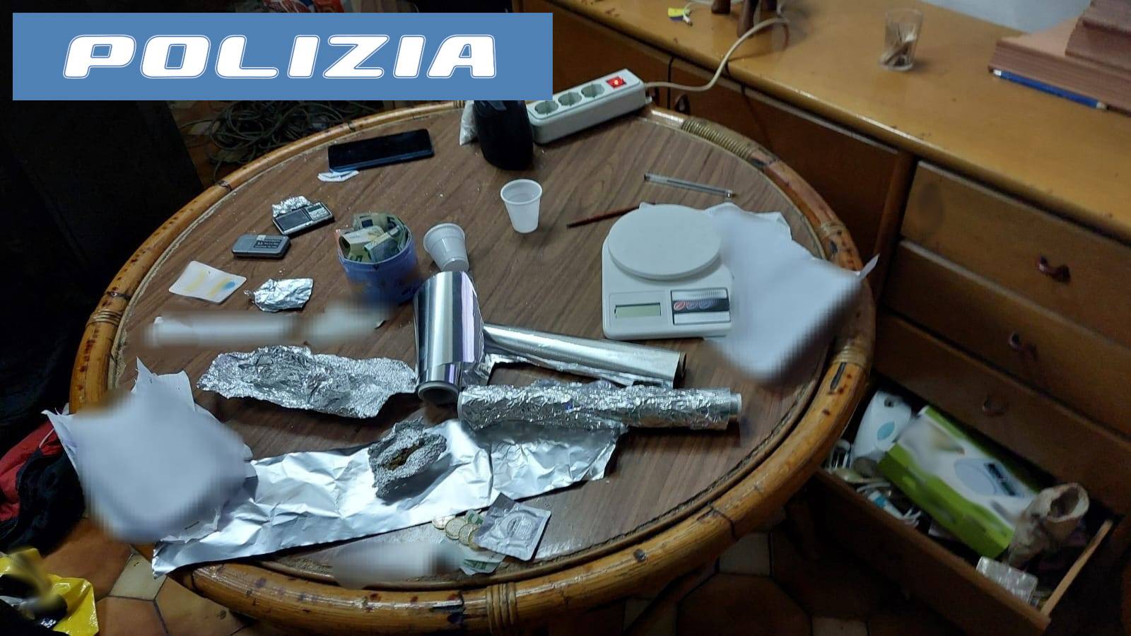 SCOPERTA-CASA-DI-SPACCIO-NEL-QUARTIERE-SAN-CRISTOFORO-45ENNE-ARRESTATO-DALLA-SQUADRA-MOBILE-PER-SPACCIO-E-DENUNCIATO-INSTALLAZIONE-ILLEGALE-DI-SLOT-MACHINE-2.jpg