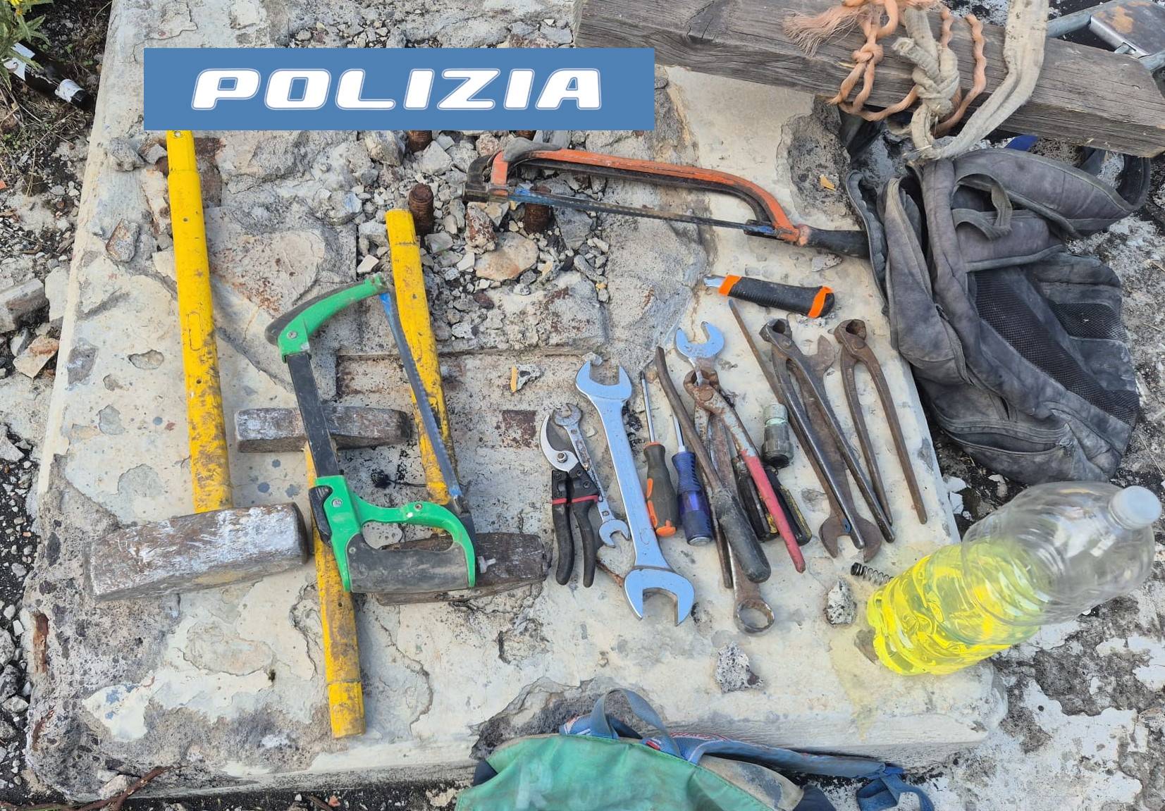 SI-INTRUFOLANO-ALLINTERNO-DELLEX-CEMENTIFICIO-PER-RUBARE-MATERIALE-FERROSO-DUE-LADRI-ARRESTATI-DALLA-POLIZIA-DI-STATO.jpg