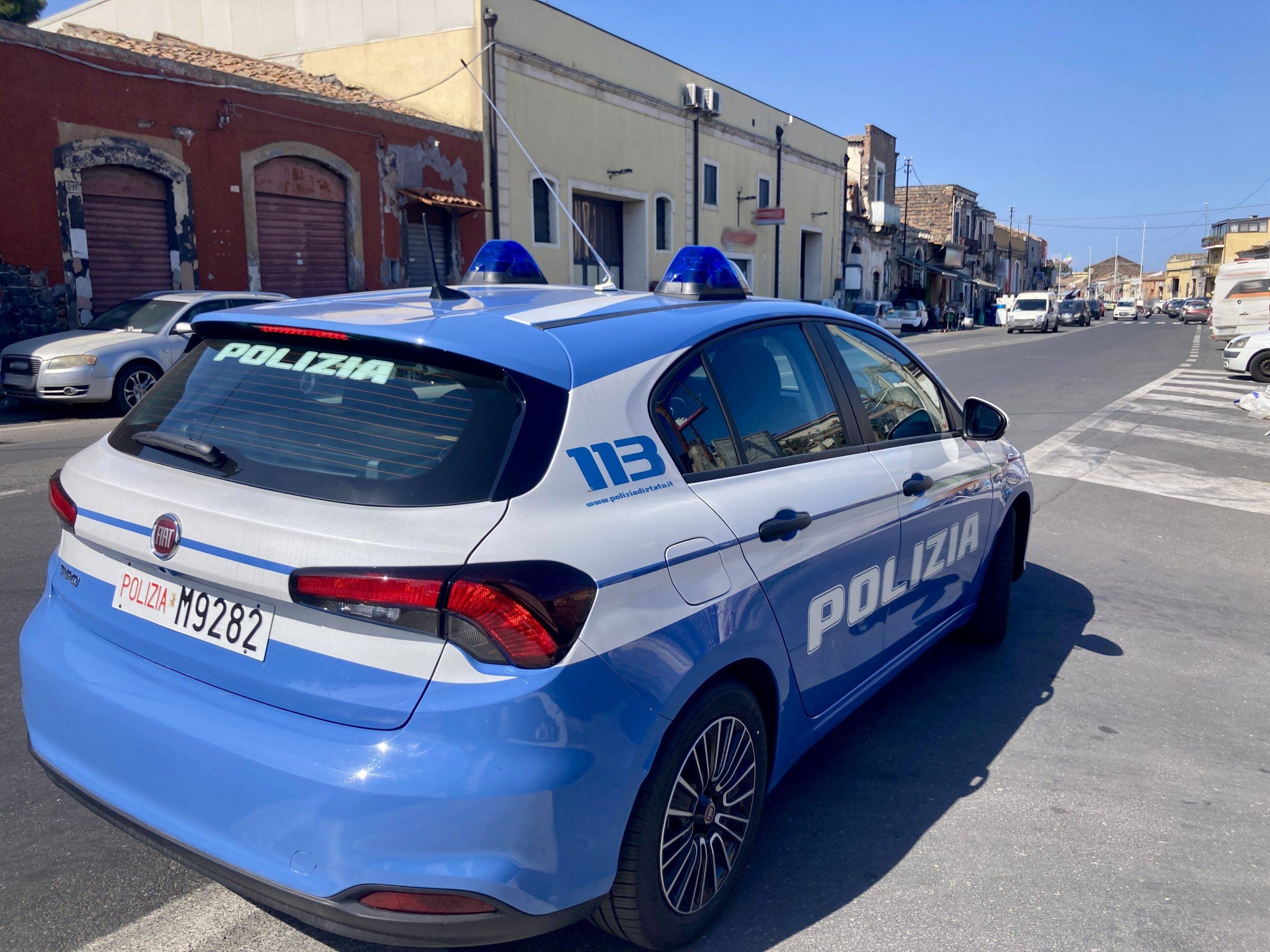 SORPRESO-MENTRE-VA-A-SPACCIARE-LA-POLIZIA-DI-STATO-ARRESTA-27ENNE-CON-SESSANTA-INVOLUCRI-DI-COCAINA-IN-TASCA-scaled.jpg