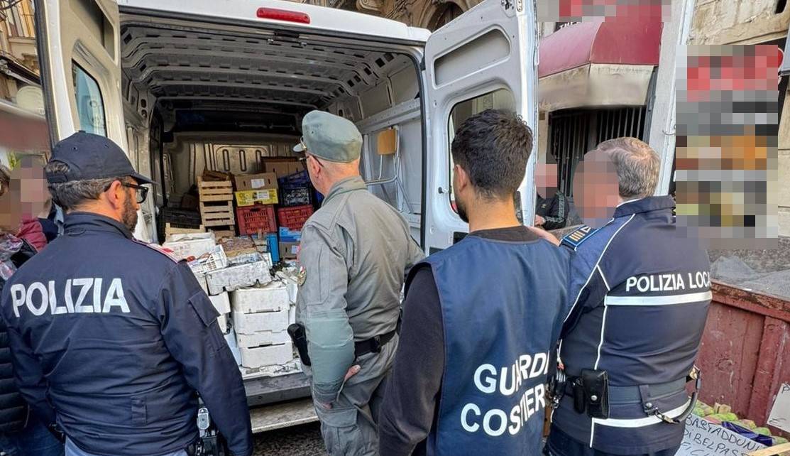 TASK-FORCE-DELLA-POLIZIA-DI-STATO-CONTROLLI-A-TAPPETO-IN-PIAZZA-CARLO-ALBERTO.-SEQUESTRATI-15-TONNELLATA-DI-PRODOTTI-NON-TRACCIATI-E-OLTRE-600-CHILI-DI-PESCATO-CONSERVATO-IN-PESSIM-2.jpg