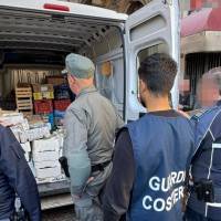 TASK-FORCE-DELLA-POLIZIA-DI-STATO-CONTROLLI-A-TAPPETO-IN-PIAZZA-CARLO-ALBERTO.-SEQUESTRATI-15-TONNELLATA-DI-PRODOTTI-NON-TRACCIATI-E-OLTRE-600-CHILI-DI-PESCATO-CONSERVATO-IN-PESSIM-2.jpg