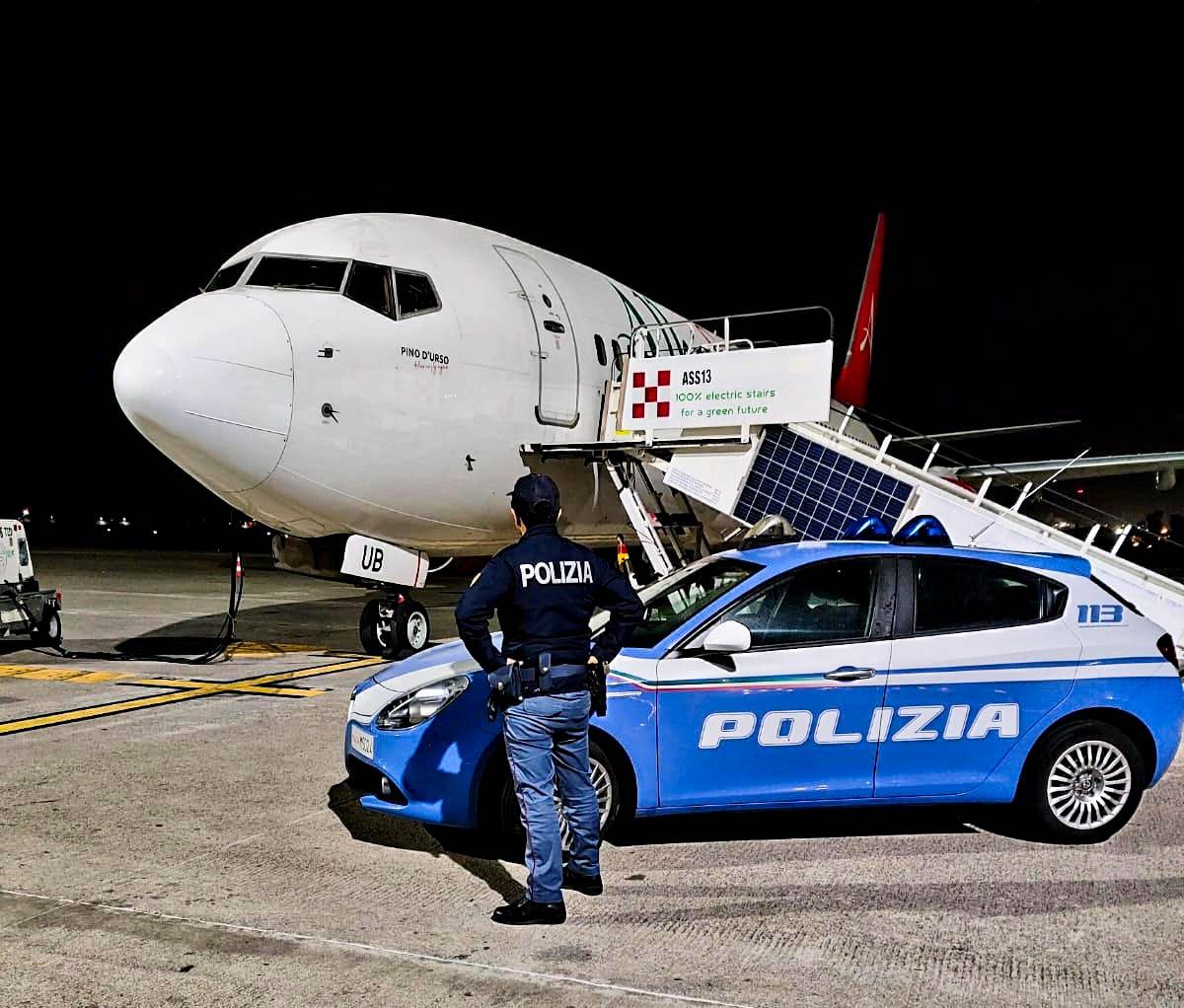 TENTA-DI-SALIRE-IN-AEREO-CON-UN-TIRAPUGNI-BLOCCATO-E-DENUNCIATO-DALLA-POLIZIA-DI-STATO.jpg