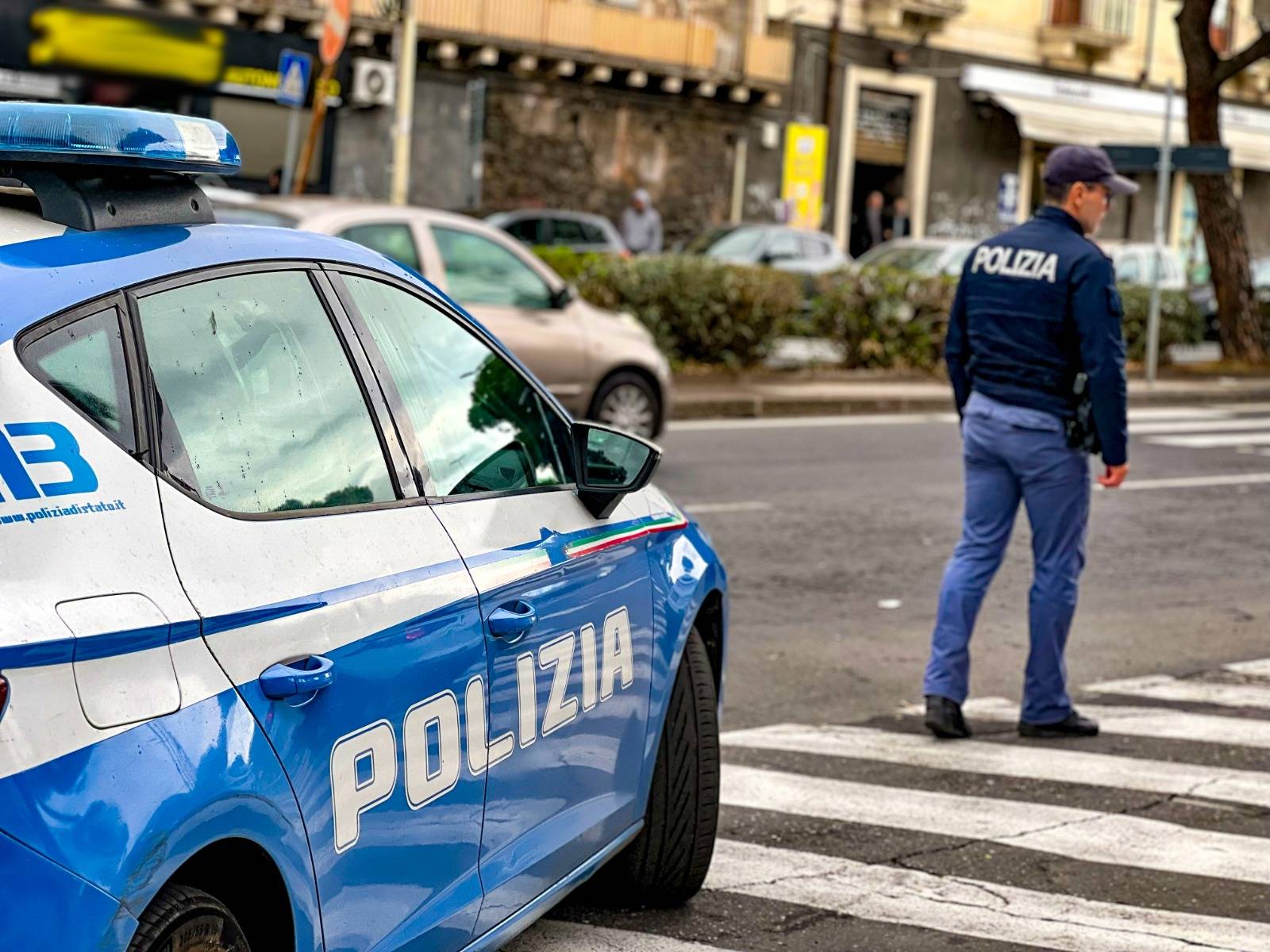 TENTATA-DI-LANCIARSI-NEL-VUOTO-SALVATA-DALLINTERVENTO-DELLA-POLIZIA-1.jpg