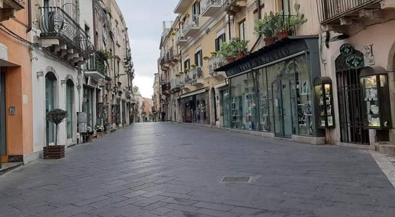 Taormina-corso-umberto-deserto.jpg