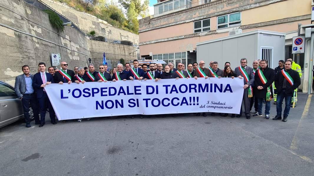 Taormina-protesta-sindaci-contro-chiusura-ospedale.jpg