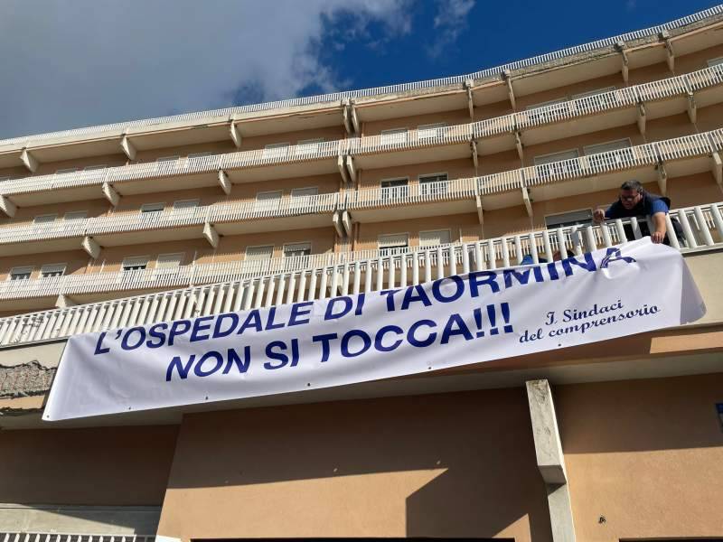 Taormina-striscione-ospedale-Taormina.jpg