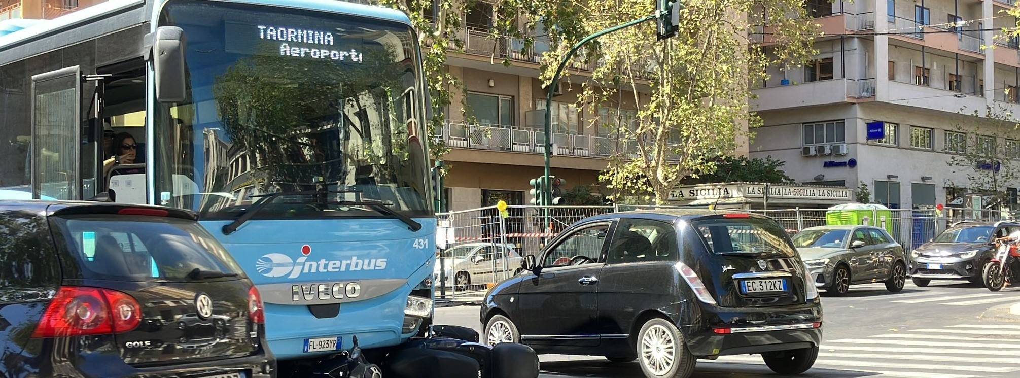 catania-scooter-finisce-sotto-bus.jpg